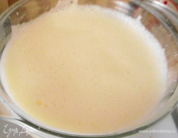 Помешивая, доведите до кипения и дайте крему загустеть. 