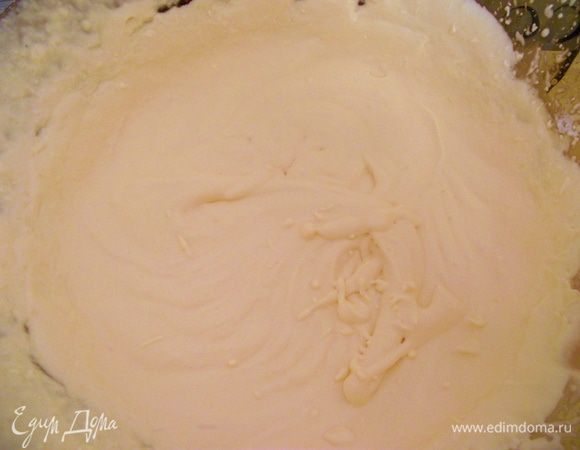 Для сливочного крема, взбейте сливки с сахаром.