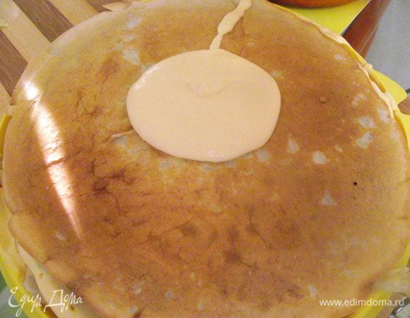 Чередуйте слои смазывая кремом.