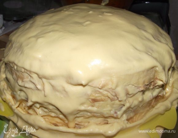 Когда все блинчики закончатся, смажьте верхушку сливочным кремом.