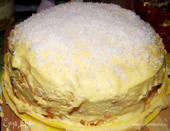 Посыпьте кокосовой стружкой. 