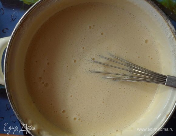 Сначала готовим блины: Взбить яйца, соль, сахар и молоко.
Влить кипяток и всыпать всю муку, хорошо перемешать. Добавить растительное масло и хорошо взбить.