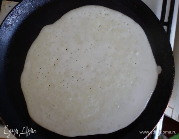 Смазать сковороду маслом и выпечь блины.