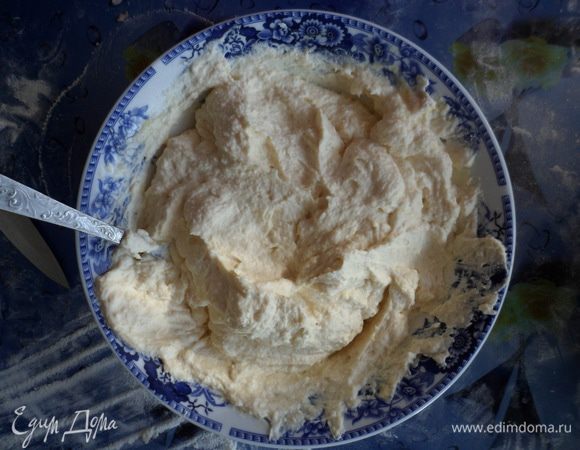 В это время готовим начинку: творог растереть с сахаром, добавить яйцо и немного сгущенки. Хорошо перемешать.