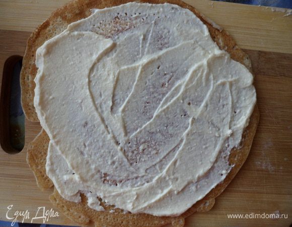 На каждый блин намазать начинку и свернуть в рулет. 