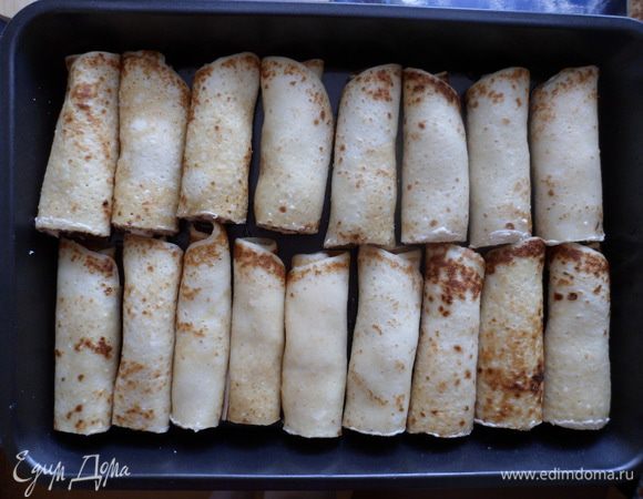 Рулет разрезать пополам и выложить на смазанный маслом противень. Поставить  в духовку на 5-10 мин.