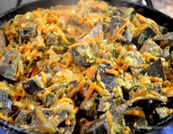 Печень на ночь замачиваю в холодной воде,промываю,отвариваю 1час.Режу на кусочки,обжариваю,добавляю лук,морковку,сливки...тушу до готовности...добавляю специи,чеснок,зелень...делю на две части...