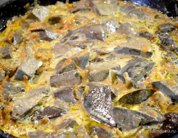 в часть которая осталась в сковородке добавляю грибы жаренные.