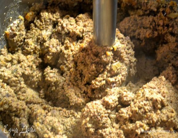 а)Первую часть перемалываю блендером добавляю слив.масло + 4 желтка,а белки наполним готовым паштетом.