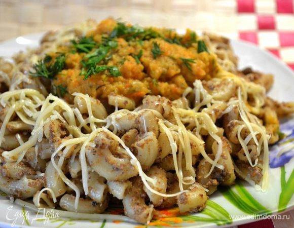 Отвариваем макароны и в горячие добавляем печёночный паштет.Посыпаем сыром и добавляем овощную икру.Вот так можно быстро подать вкусное блюдо имея в запасе наши заготовки!!!)
