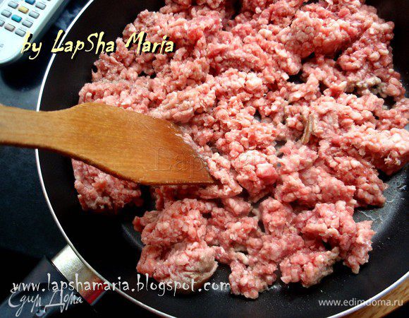 Фарш обжарить на сковороде без добавления масла (так как в фарше есть жир и его достаточно). Ребром лопатки измельчить фарш, так чтобы он не был одним куском. 