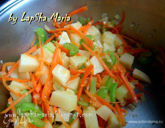 В кастрюльке, в которой будете готовить суп на небольшом количестве масла обжарить лук, морковь и сельдерей до прозрачности лука, минут 5. Добавить картофель и поджарить еще минуты 2 все вместе.