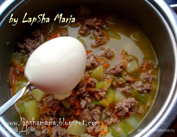 Уменьшить огонь до самого маленького и ввести плавленый сыр, постоянно помешивая, чтобы он растворился в супе. 