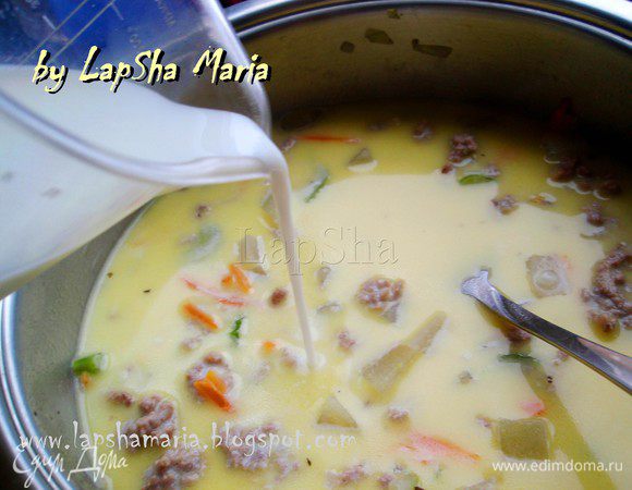 Влить молоко и поставить на средний огонь. Развести крахмал в 2 ст.л. воды или бульона. Когда супч вскипит, проверить на соль, при необходимости добавить. Добавить разведенный крахмал, все перемешать. Закрыть крышкой и оставить на 5 минут. Это делается для того, чтобы суп приобрел бархатную, чуть загустевшую текстуру.