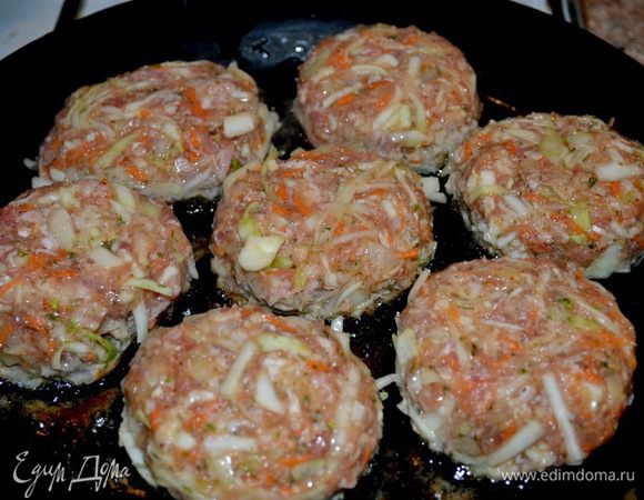 Сформировать котлетки и обжарить в масле с 2х сторон,затем продукты дадут сок и тушим наши котлетки на медленном огне до готовности.