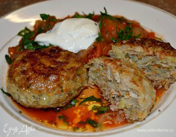 Овощное рагу:
Режем кубиком кабачок и тушится в кастрюльку(добавить немного воды и подс.масла),следом режем кубиком капусту,затем лук,на крупной тёрке морковку,половинку у меня зелёный острый перец.
Доводим до готовности и за 5мин.до выключения добавляем соль,зелень,лавр.лист,перец чёрный молотый,томатную пасту.Всё перемешиваем доводим до готовности в тарелке уже посыпаем св.зеленью и добавляем сметану.Очень вкусно!!!)