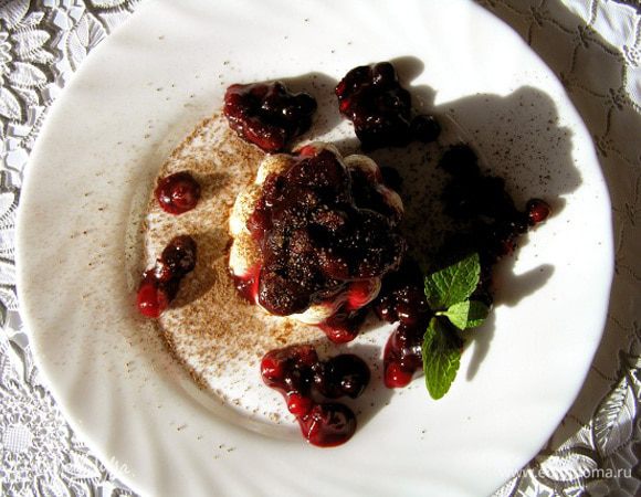 Формочки опустить на несколько секунд в горячую воду и снять, перевернув их на тарелки. Подавать с ванильными ягодами, посыпав какао и украсив мятой.