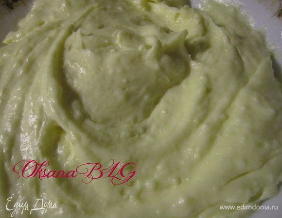 Предварительно приготовить заварной крем по рецепту  http://www.edimdoma.ru/recipes/33113 . Разделить на две части, в одну добавить ванилин, в другую лимонную цедру.