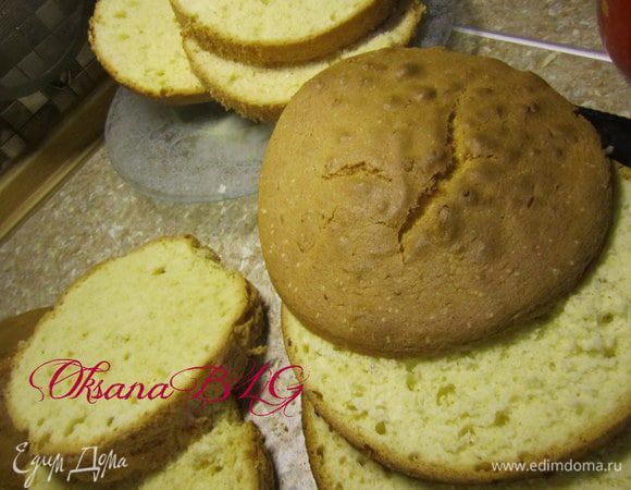 Бисквит разрезать на тонкие коржи.