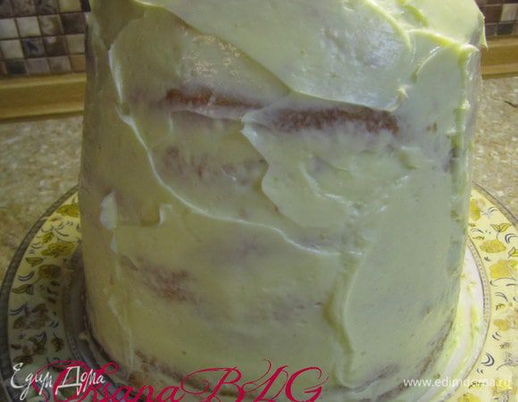 Перемазать кремом, чередую ванильный и цитрусовый крем. Торт поставить в холодильник на 2-3 часа. Обрезать, придавая нужную форму "юбки". Покрыть масляным кремом. Выровнять.