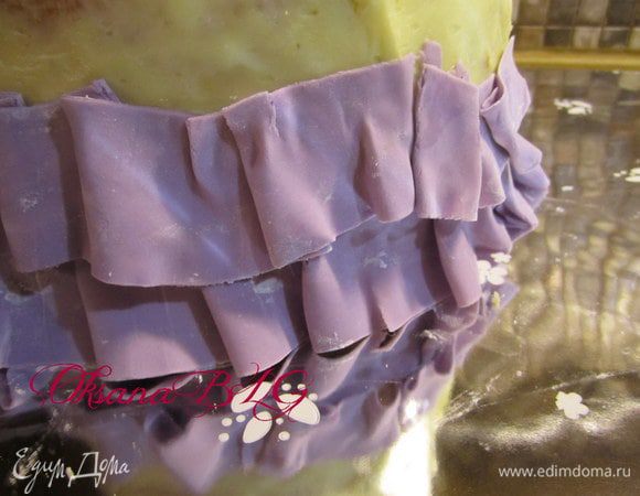 По желанию и своему усмотрению украсить "юбку". можно сделать небольшие рюшики.