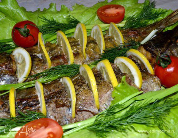 Фаршированный судак и щучка с грибами.
Берём рыбу,чистим от чешуи,отрезаем плавники,промываем рыбу,делаем надрез вокруг головы и с помощью тонкого ножа начинаем снимать шкуру как носок,чистим от внутренностей,отделяем филе от костей.Филе рыбы,грибы(у меня белые),лук,специи для рыбы взбиваем блендером в фарш (или прокрутить в мясорубке).Наполняем голову и шкурку готовым фаршем,смазываем маслом и выкладываем на противень(я на пергамент)..
Ставим в духовку на25мин.при 150-180гр.,затем на 200гр.подрумяниться.
Готовую рыбу подала на листьях салата, сразу порезанную на порции,укрсив лимончиком и полив слегка соком лимона.