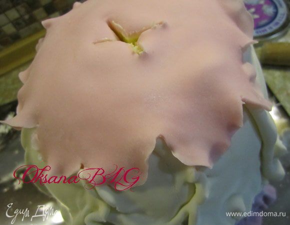 Добавить еще один ярус "платья". По центру сделать надрез.