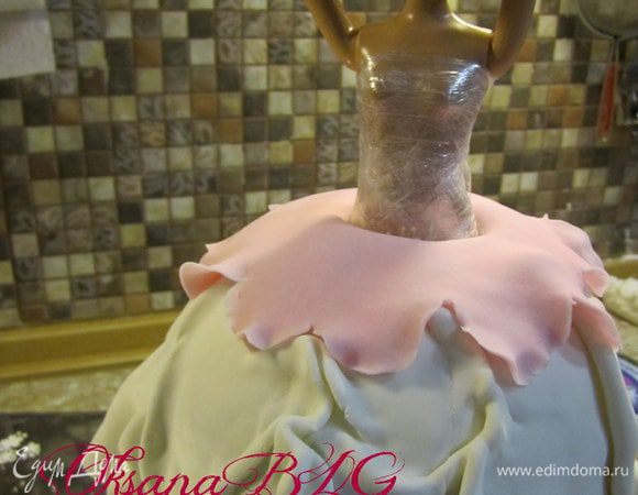 Куклу предварительно вытереть спиртом или водкой и завернуть в пищевую пленку. Аккуратно поместить в тортик.