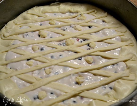 Тесто выкладываем на дно по нашей форме,формируем борта.
Готовую начинку выкладываем на тесто,разравниваем,борта опускаем на начинку,украшаем пирог сверху полосками теста.Ставим в духовку на 180гр.мин.на 20,затем прибавляем до 200гр. чтоб пирог подрумянился.