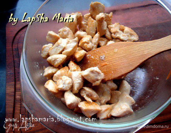 Куриное филе помыть, обсушить бумажным полотенцем и нарезать на небольшие кубики. Обжарить на небольшом количестве оливкового масла до легкой золотистости, примерно минут 5–7. Переложить в кастрюльку.