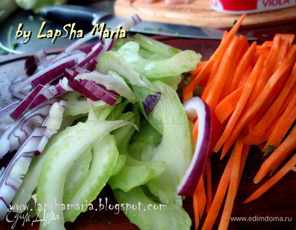 Длинными полосками нарезать лук, сельдерей, морковь и перец.