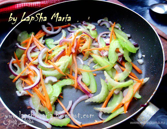 Обжарить в сковороде из-под курицы лук, морковь и сельдерей, до прозрачности лука, минут 5. При необходимости добавить еще немного масла.