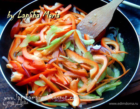 Затем добавить болгарский перец и обжарить все вместе еще 3–5 минут.
