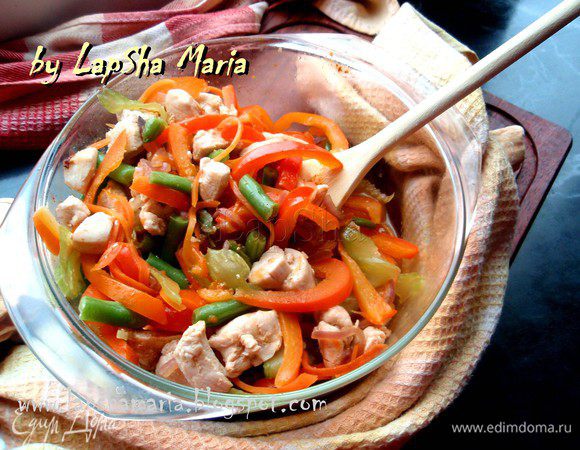 Добавить в кастрюльку к курице обжаренные овощи и фасоль (прямо замороженную можно). Посолить, но не сильно, т.к. потом будем использовать заправку с соевым соусом. Добавить немного водички, накрыть крышкой и томить на медленном огне 10–15 минут.