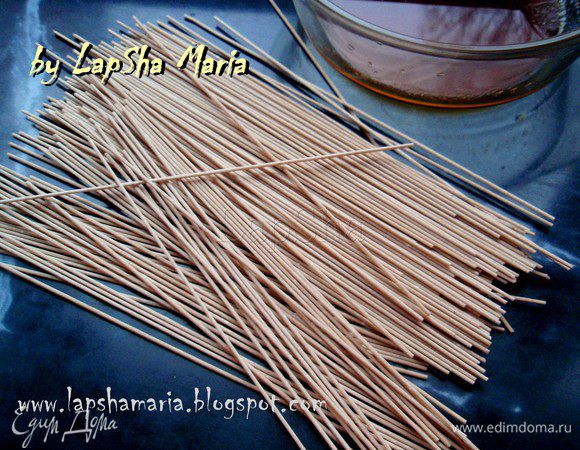 Отварить собу так, как написано на упаковке. Как правило, минут 7–10 в подсоленной воде. Воду очень сильно не солите, так как мы используем заправку на основе соевого соуса.