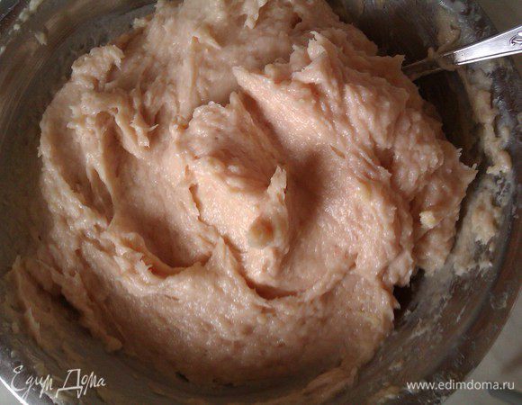 Снимаем с костей мясо и дважды пропускаем через мясорубку.
У меня были грудки, поэтому я растопила масло в молоке, чтобы не было суховато. Крахмал, яйцо, масло растопленное с молоком, соль, перец и муку добавляем в фарш, перемешиваем и оставляем в покое мин на 30-40.
По желанию, я думаю, можно добавить зелень, сыр, ветчину и тп. В следующий раз попробую. 