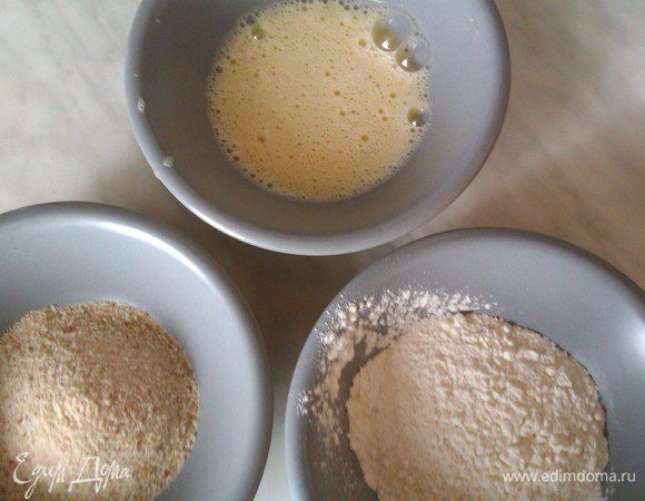 Подготовим три емкости:
Яйца , слегка взбить( у меня ушло 4 шт)
мука и панировочные сухари.
