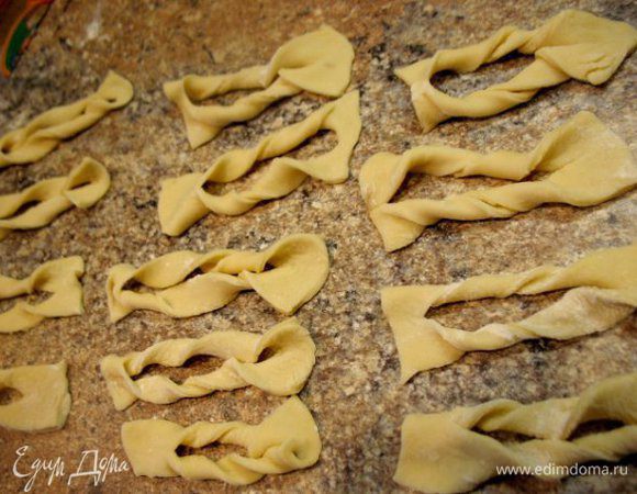 Сыворотки 400мл.,2яйца,4л.песка,соль,соды чуть,я сыра натёрла,Муки сколько возьмёт.Вымешиваем и оставляем на1час тесто....
Можно на минералке делать...