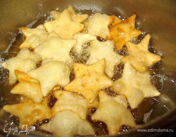 Взяла формы от печенья и наделала хвороста!!)