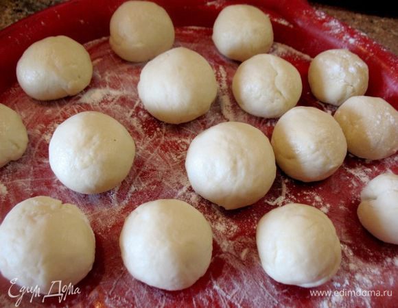 Налепила шариков...руки маслом,чтоб тесто не прилипало.