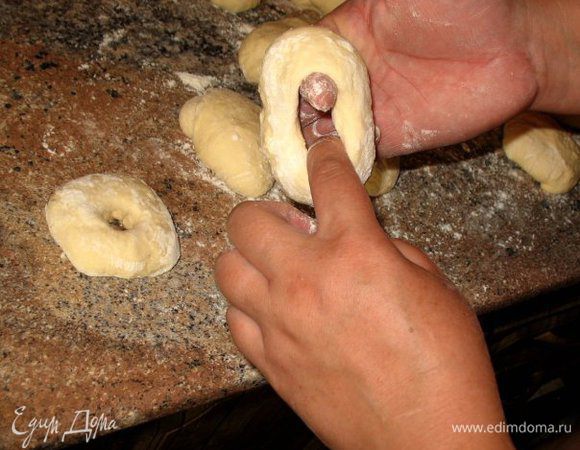 Разогрела в кастрюльке масло,делаю небольшие
колобки ,пальцем в середине дырку прокручиваю,
как колесо на талии...