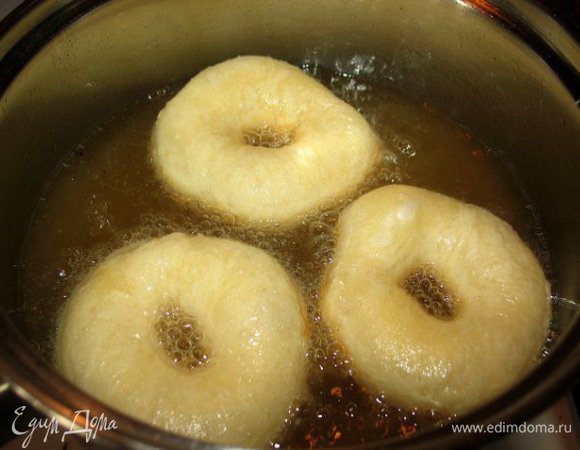 аккуратно опускаем в горячее масло пончики...