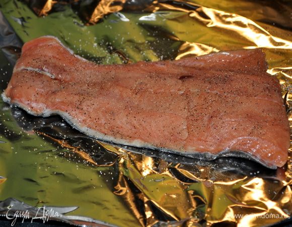 Разогреть духовку до 200гр. Семгу посолить и поперчить.Положить на противень и готовить 15-20мин.Дать остыть,промокнуть бумаж. полотенцом и поломать вилкой на маленькие кусочки.