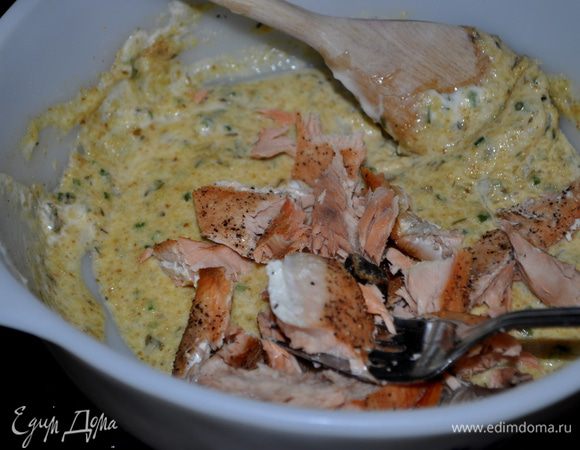 В блюде смешать крошки хлебные, зелен.лук и петрушку.Добавить майонез,горчицу и яйца,лимон.сок и рыбу кусочками.Посолить и поперчить снова.Все перемешать вместе. 