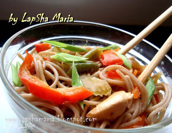 Смешать лапшу с овощами и курицей, залить заправкой и хорошенько перемешать. Украсить лепестками зеленого лука и можно подавать к столу! Приятного аппетита!