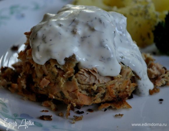 Включить режим бройл.Поставить все порции в духовку.И жарить примерно 6-8мин.не переворачивая.Подавать на тарелку перевернув форму,снять и сверху соус.