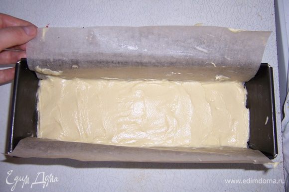 Разделить тесто на две части. В одну часть добавить ванильный сахар. Прямоугольную форму для запекания выстелить пекарской бумагой, смазать сливочным маслом. Вылить белое тесто в форму и поставить выпекаться на 15 минут при 180 градусах.