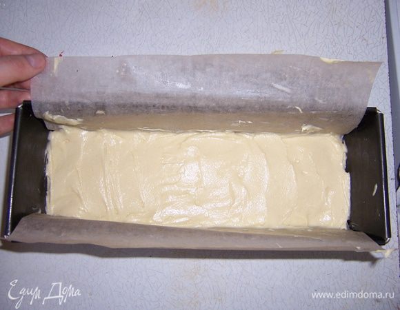 Разделить тесто на две части. В одну часть добавить ванильный сахар. Прямоугольную форму для запекания выстелить пекарской бумагой, смазать сливочным маслом. Вылить белое тесто в форму и поставить выпекаться на 15 минут при 180 градусах. 