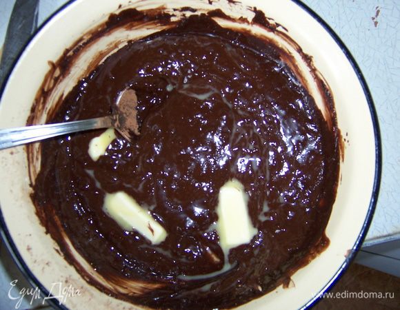 Сварить крем: на водяной бане довести до кипения сливки, какао, пудру. Затем добавить сливочное масло и все тщательно перемешать. Остудить.