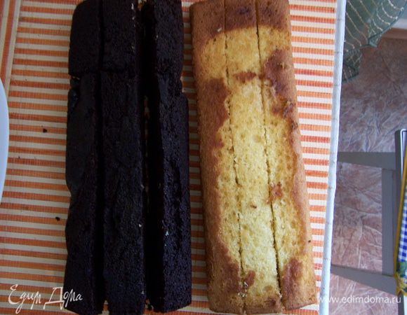 На поверхности, удобной для работы, разрезать каждый корж на три равные части. 